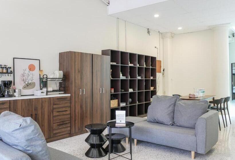 غرفة قياسية حمام مشترك, Aayu Chulia