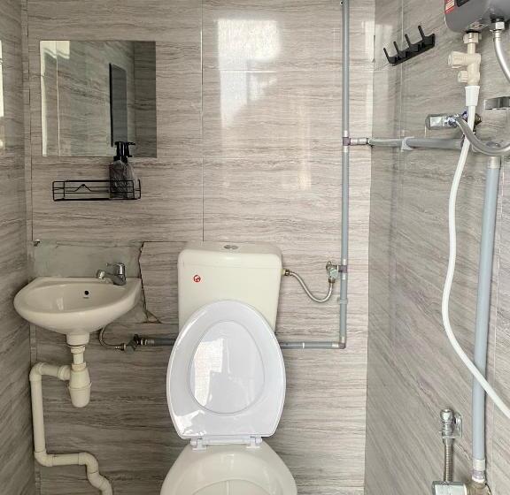 غرفة عائلية حمام مشترك, Aayu Chulia