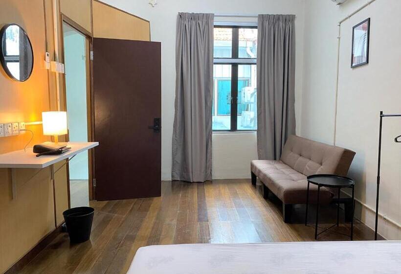 غرفة عائلية حمام مشترك, Aayu Chulia