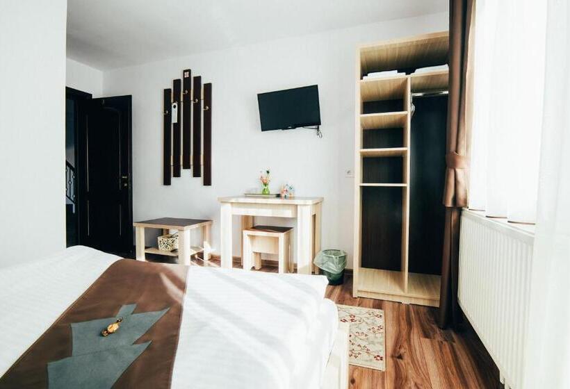 اتاق استاندارد با بالکن, Casa Bradul Voronet