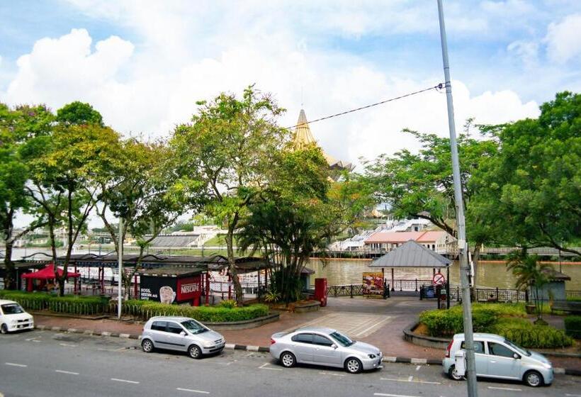 Cameră Superior cu Priveliște către Oraș, Upspot Kuching Waterfront Premium Hostel