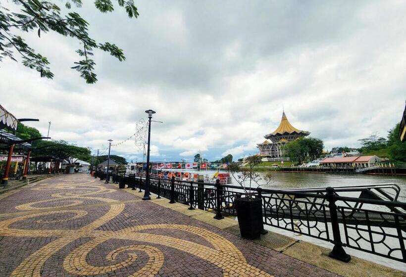 Cameră Superior cu Priveliște către Oraș, Upspot Kuching Waterfront Premium Hostel