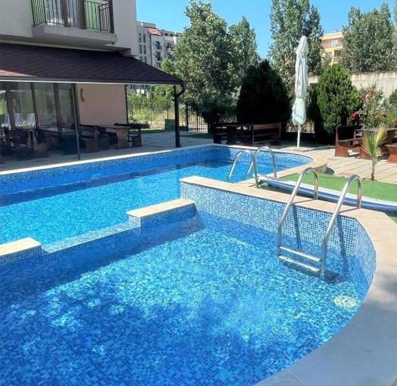 带阳台的三人标准间, 415