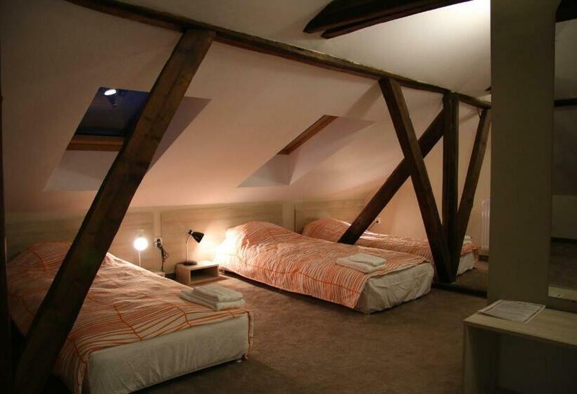 اتاق استاندارد چهار تخته, La Maison Ruse