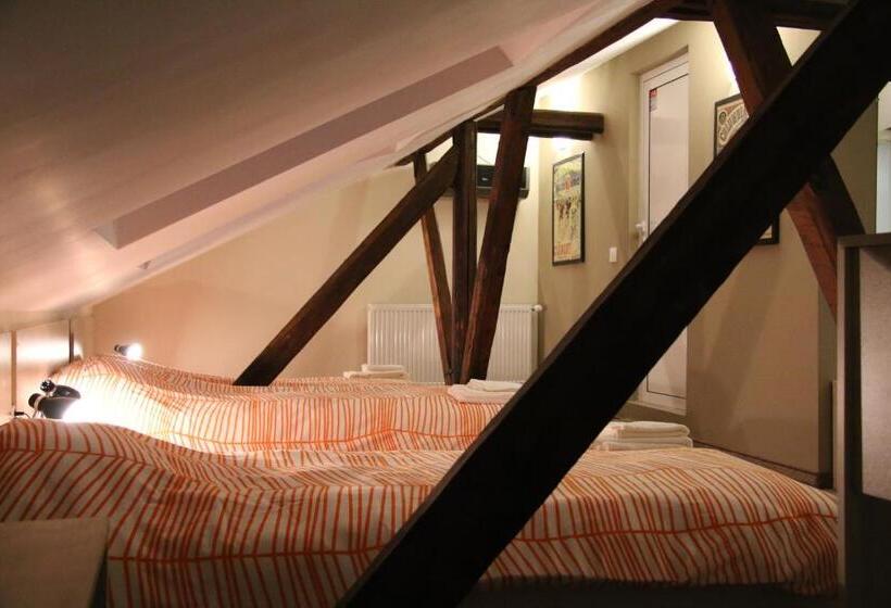 اتاق استاندارد چهار تخته, La Maison Ruse