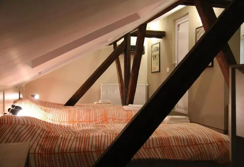 اتاق استاندارد چهار تخته, La Maison Ruse