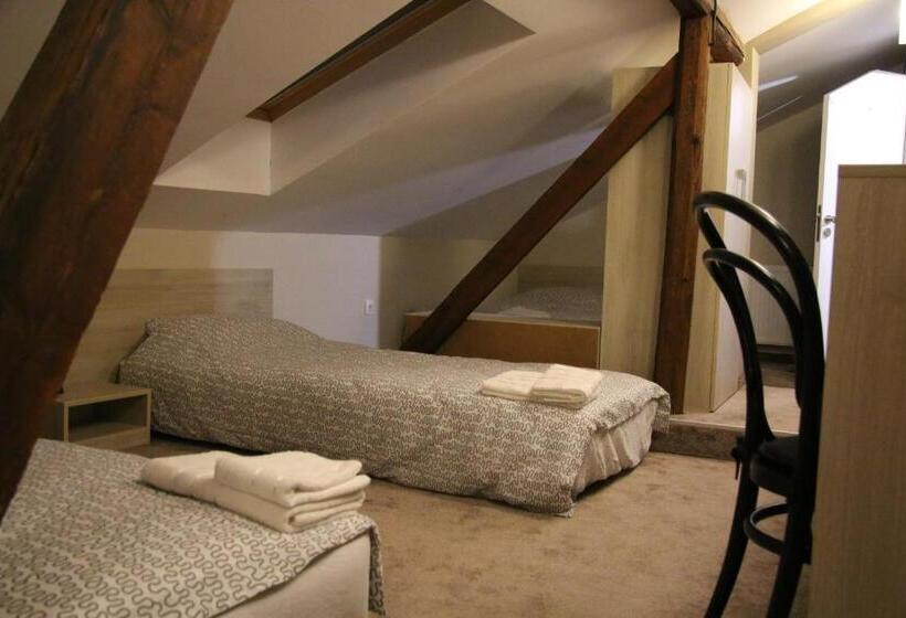 اتاق استاندارد چهار تخته, La Maison Ruse