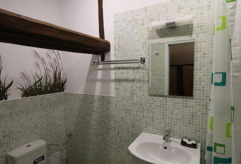 اتاق استاندارد چهار تخته, La Maison Ruse