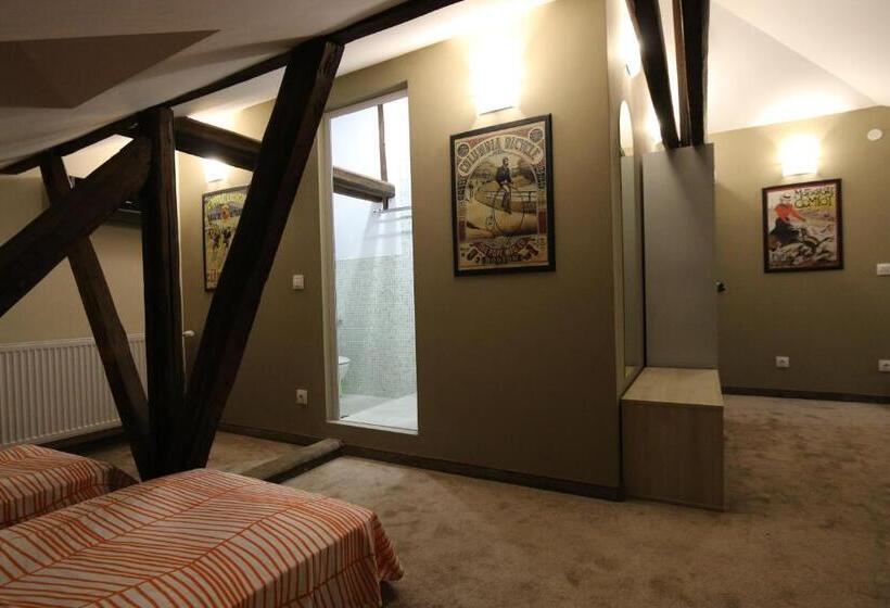 اتاق استاندارد چهار تخته, La Maison Ruse