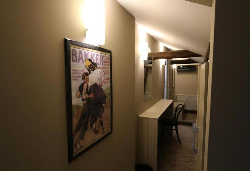 اتاق استاندارد چهار تخته, La Maison Ruse