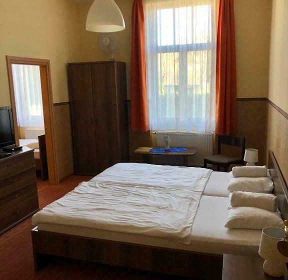 标准三人间, Hét Pecsét Fogadó étterem