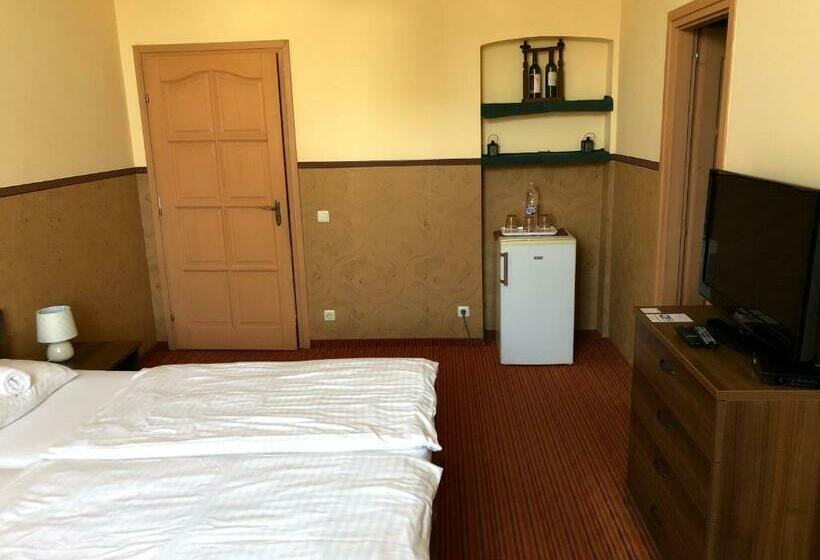 标准三人间, Hét Pecsét Fogadó étterem