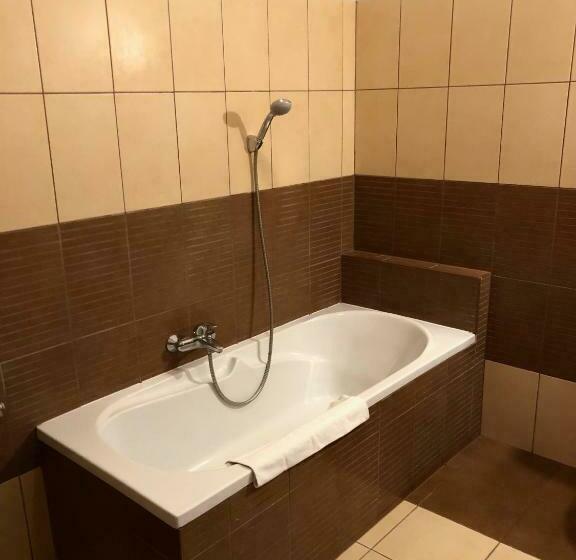 标准三人间, Hét Pecsét Fogadó étterem