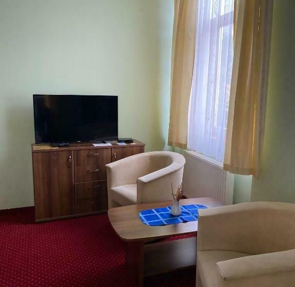 高级大房间, Hét Pecsét Fogadó étterem