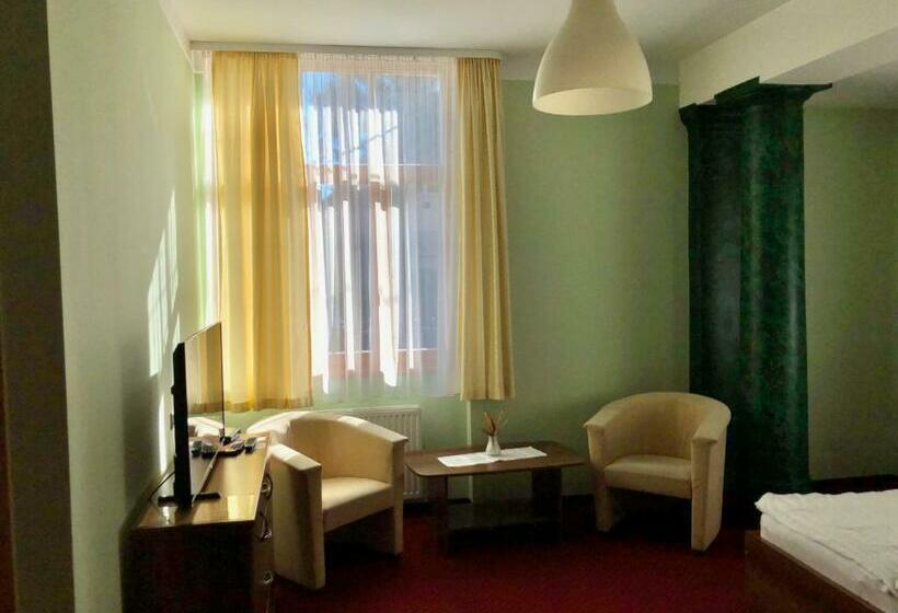 高级大房间, Hét Pecsét Fogadó étterem