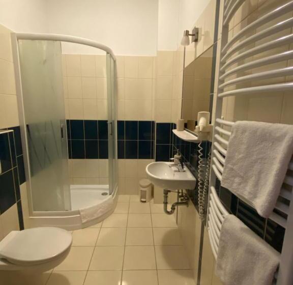 高级大房间, Hét Pecsét Fogadó étterem