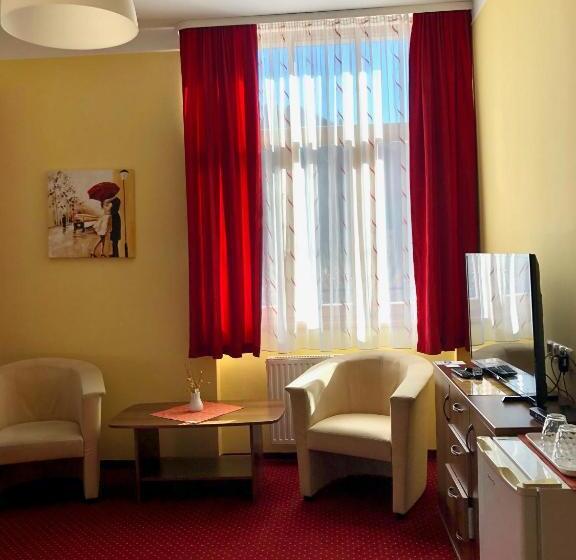 高级大房间, Hét Pecsét Fogadó étterem