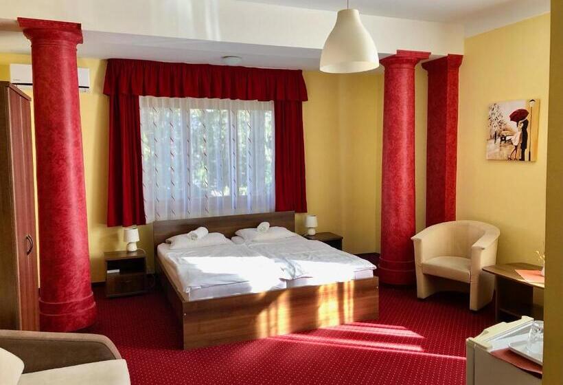 高级大房间, Hét Pecsét Fogadó étterem