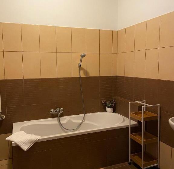 标准三人间, Hét Pecsét Fogadó étterem