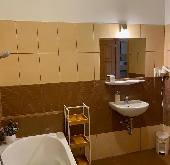 标准三人间, Hét Pecsét Fogadó étterem