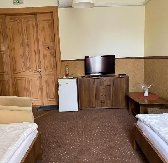 标准三人间, Hét Pecsét Fogadó étterem