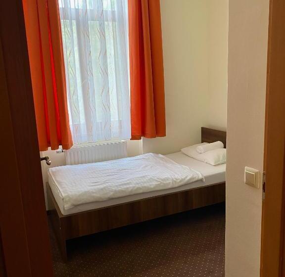 标准三人间, Hét Pecsét Fogadó étterem