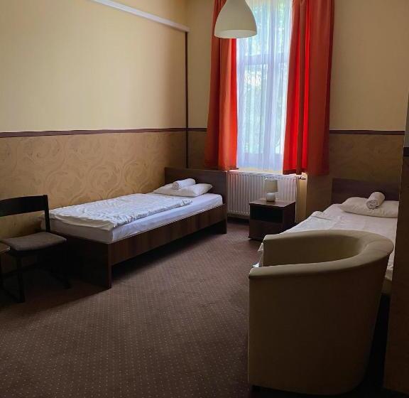 标准三人间, Hét Pecsét Fogadó étterem