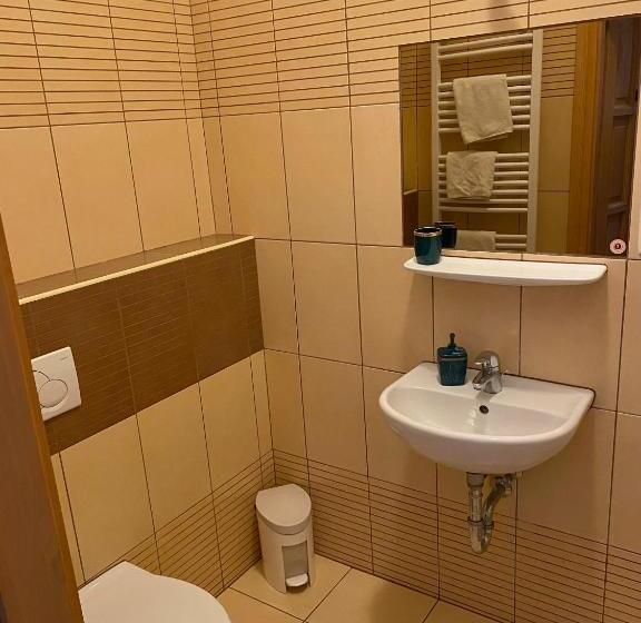 标准三人间, Hét Pecsét Fogadó étterem