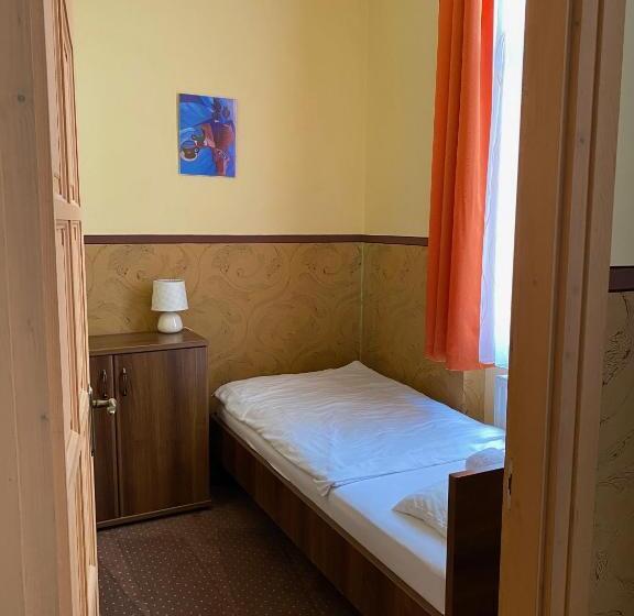 标准三人间, Hét Pecsét Fogadó étterem