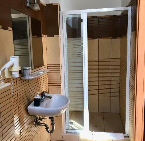 标准单人间, Hét Pecsét Fogadó étterem