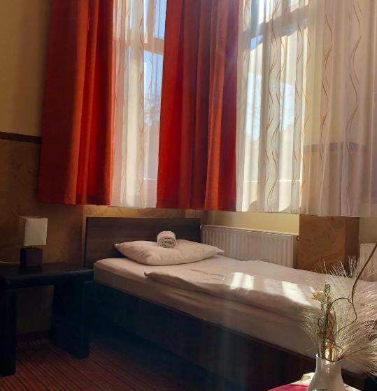 标准单人间, Hét Pecsét Fogadó étterem