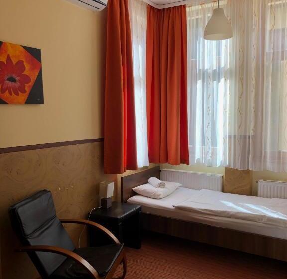 标准单人间, Hét Pecsét Fogadó étterem