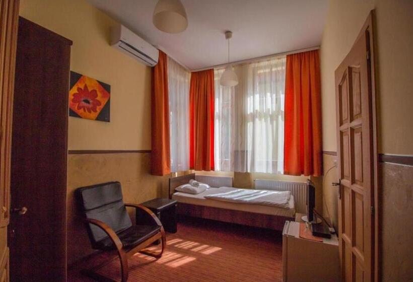 标准单人间, Hét Pecsét Fogadó étterem