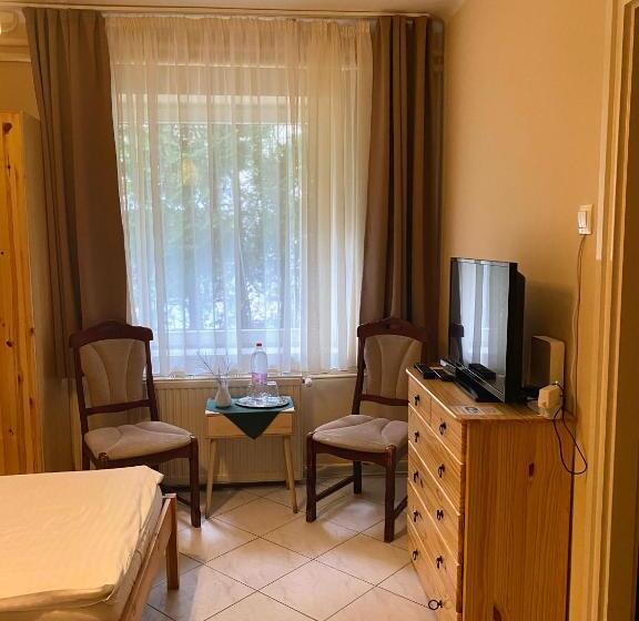 家庭间, Hét Pecsét Fogadó étterem