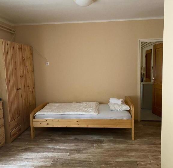 家庭间, Hét Pecsét Fogadó étterem