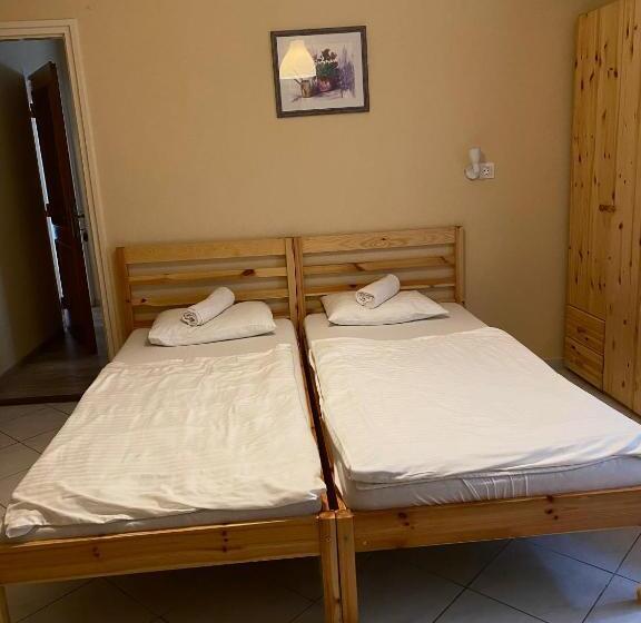 家庭间, Hét Pecsét Fogadó étterem