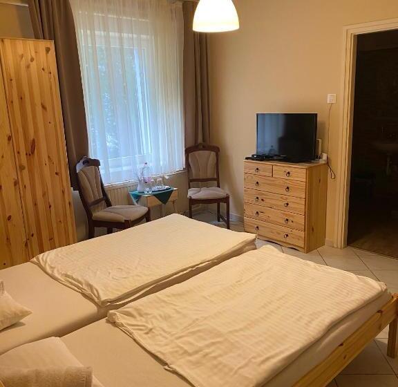 家庭间, Hét Pecsét Fogadó étterem