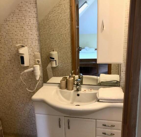 豪华房间, Hét Pecsét Fogadó étterem