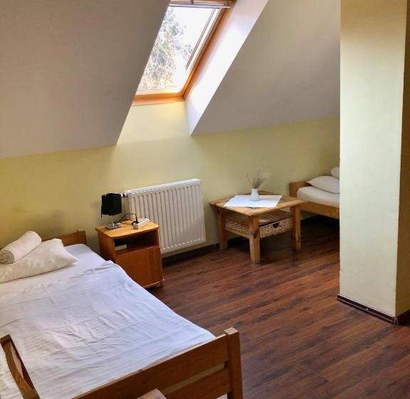 豪华房间, Hét Pecsét Fogadó étterem