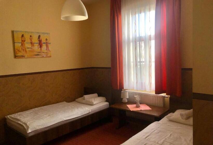 豪华房间, Hét Pecsét Fogadó étterem