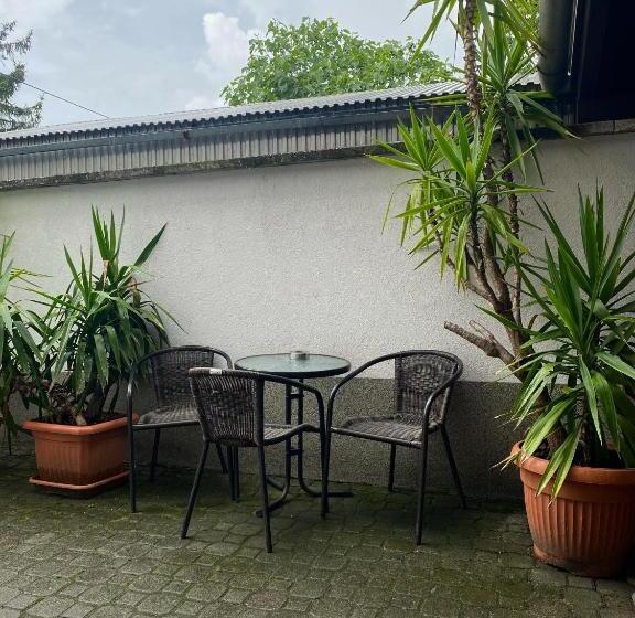 单人经济间, Hét Pecsét Fogadó étterem