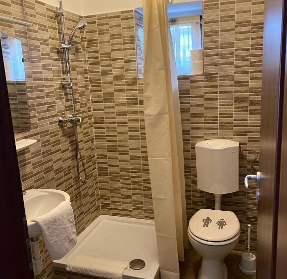 单人经济间, Hét Pecsét Fogadó étterem