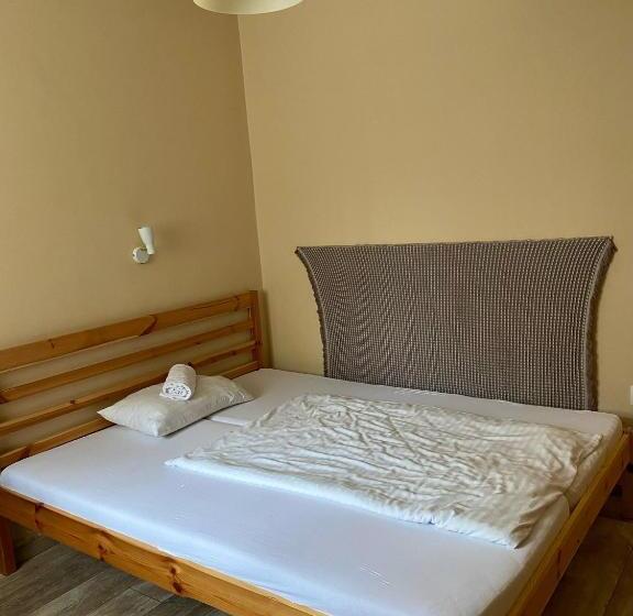 单人经济间, Hét Pecsét Fogadó étterem