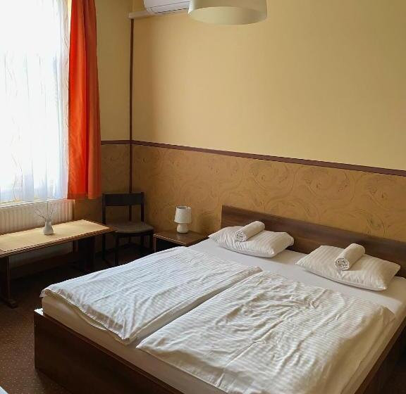 标准三人间, Hét Pecsét Fogadó étterem