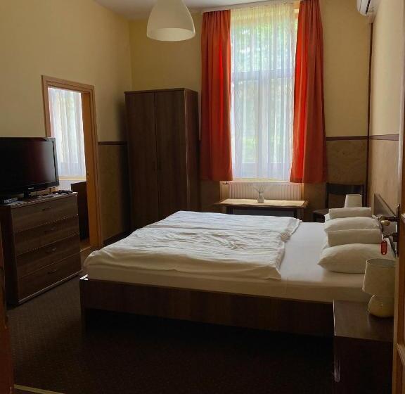 标准三人间, Hét Pecsét Fogadó étterem