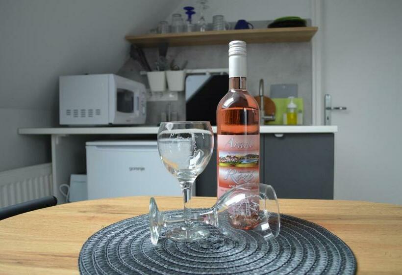 带1个卧室的带阳台的公寓, Rebeka Panzió