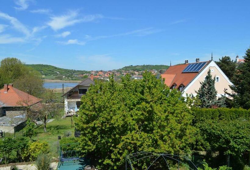 דירת חדר עם טרסה, Rebeka Panzió