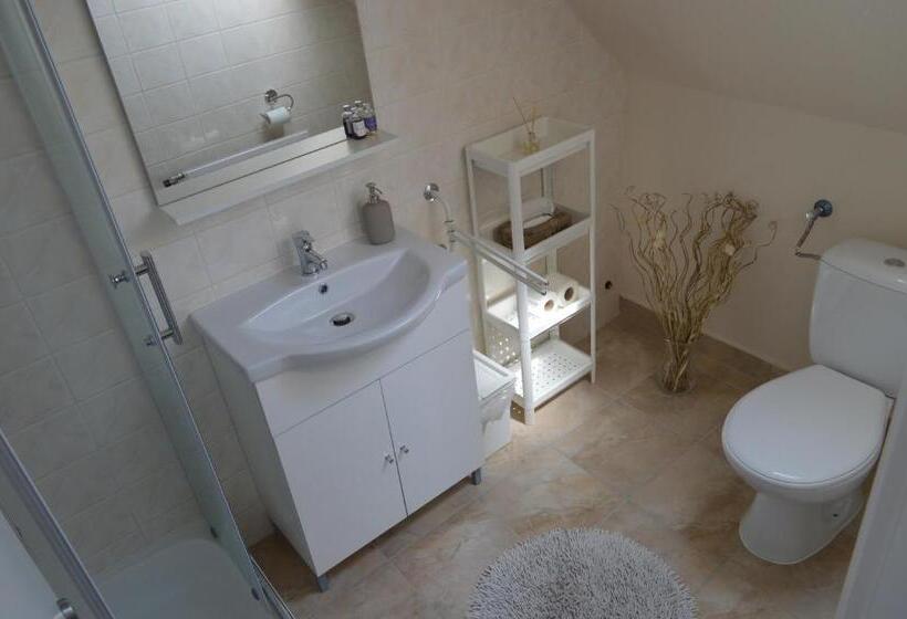 דירת חדר, Rebeka Panzió