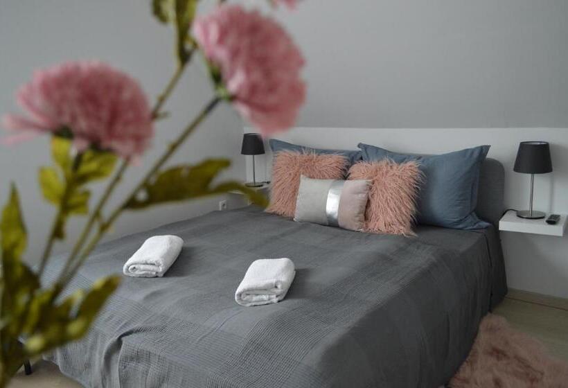 דירת חדר, Rebeka Panzió