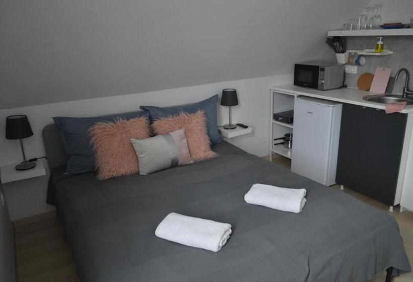 דירת חדר, Rebeka Panzió